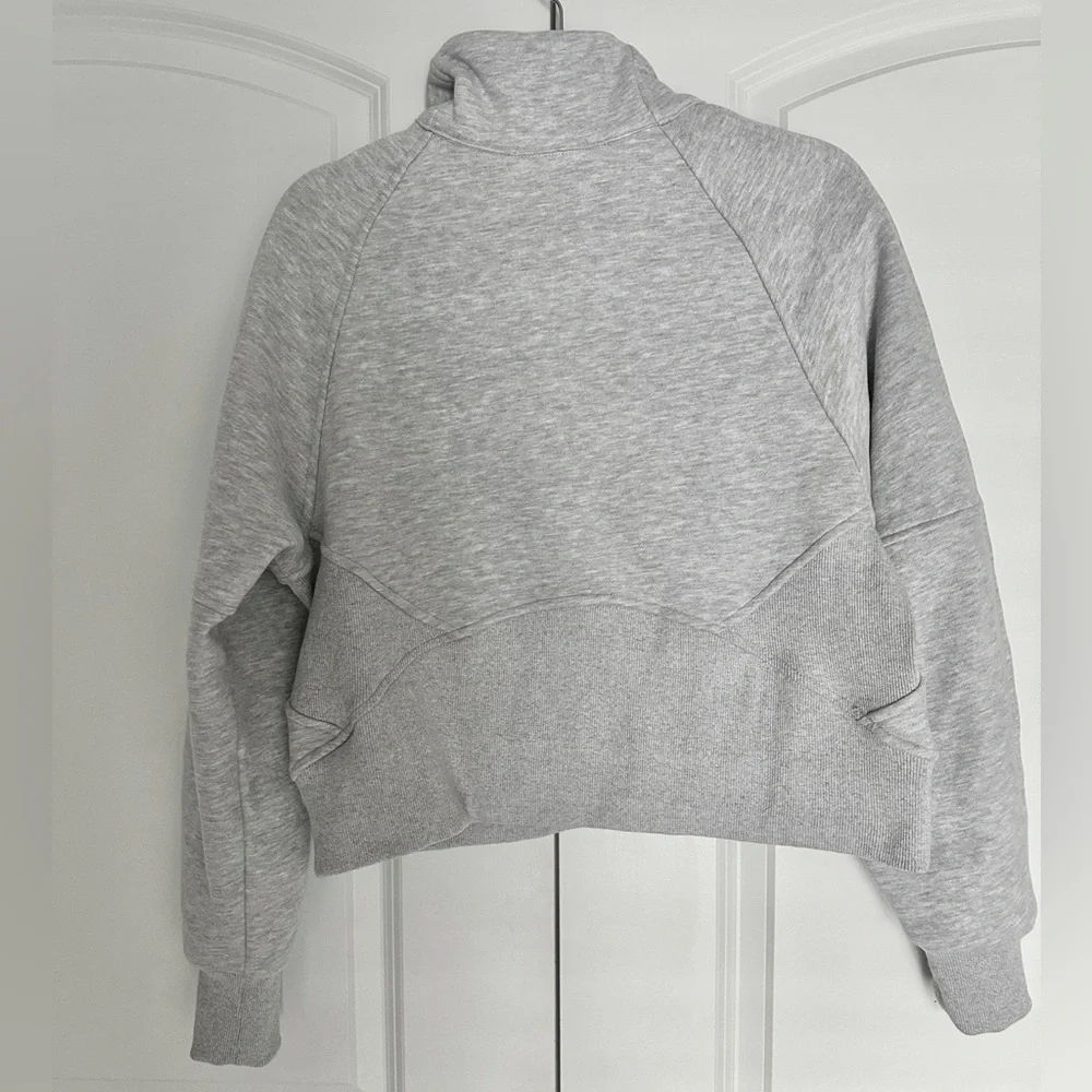 AEMI + CO Light Gray Dove Funnel Neck Half Zip Activewear Crop Sweatshirt - Picture 3 of 9